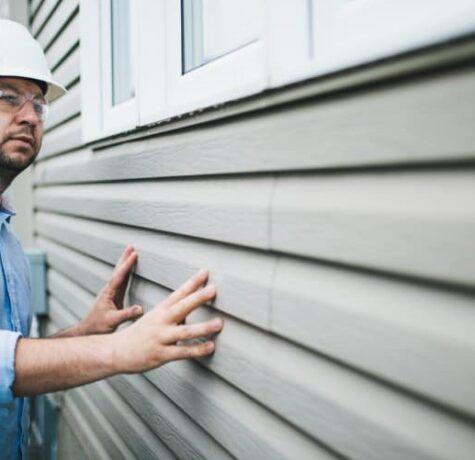 siding contractor working