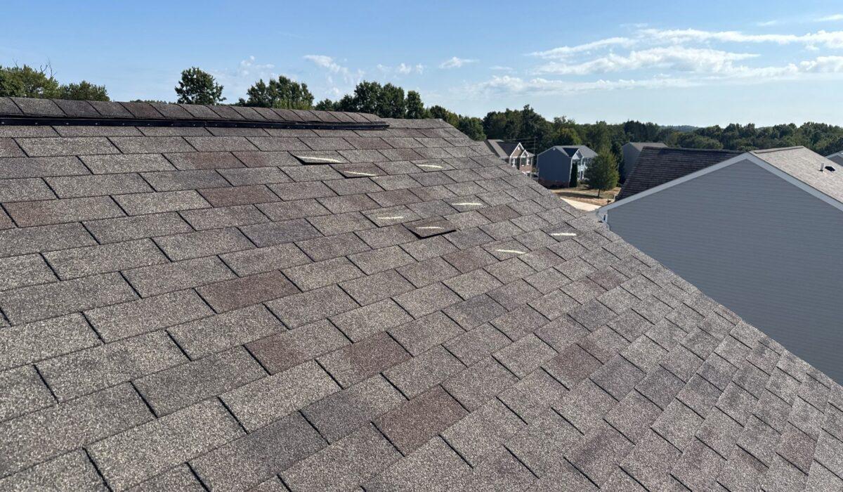 what does wind damage look like on a roof